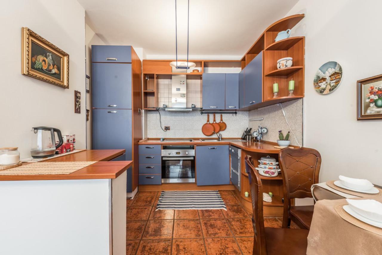 Vintage And Warm 2Br Apartament In Tirana Exterior photo