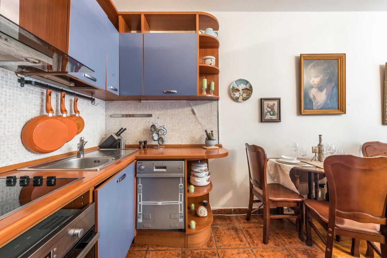 Vintage And Warm 2Br Apartament In Tirana Exterior photo